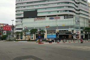Hàng loạt cửa hàng tại Hà Nội đóng cửa chống dịch COVID-19