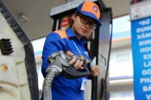 Giá xăng giảm khủng chỉ còn hơn 12.000 đồng/lít