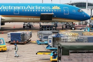 COVID-19: Tranh thủ bán khoai, dưa hấu, cà... sang Singapore