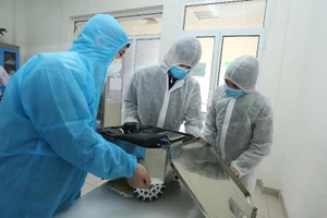 Chế tạo thành công robot lau sàn khử khuẩn phòng bệnh