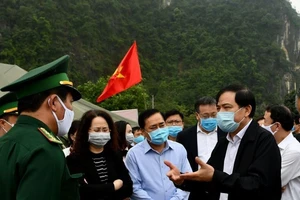 Hàng nghìn xe tắc trên cửa khẩu, lãnh đạo 3 bộ cấp tốc thị sát