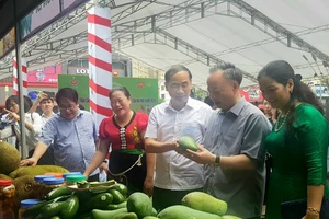 Khai mạc tuần hàng trái cây, đặc sản tại Hà Nội