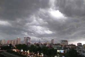 Hà Nội đón mưa vàng sau 10 ngày nắng nóng