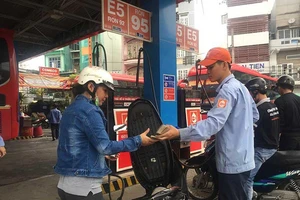 Xăng A95 tăng nhẹ, lên mức hơn 15.000 đồng/lít