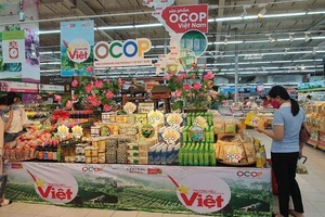 'Nhìn trái cây ngoại đẹp lung linh, trái cây Việt xơ xác'