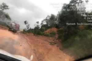 Mưa lũ miền Trung: Có gia đình phải gọi cấp cứu trong đêm