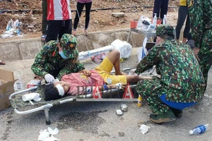 Thủ tướng: Tìm mọi phương án cứu những người còn sống sót