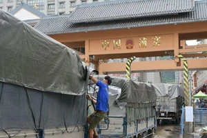 Trung Quốc lấy mẫu, khử trùng hàng loạt hàng hóa nhập khẩu