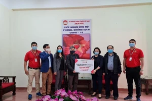 Tặng hàng trị giá hơn 300 triệu cho Quảng Ninh, Hải Dương