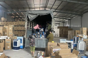Hàng nghìn máy phun áp lực nước, bếp từ… không có hóa đơn chứng từ đã bị lực lượng chức năng tỉnh Hưng Yên tạm giữ để xác minh. Ảnh: QLTT
