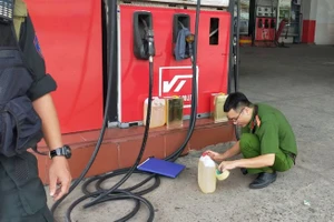 Nhiều công ty bị xử phạt vì bán xăng lậu, bơm chồng số...