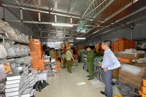 Triệt phá kho hàng giả thương hiệu Hermès, LV...cực lớn