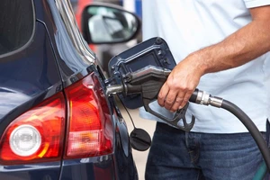 Từ chiều 26-6, mỗi lít xăng E5, A95 lại tăng hơn 700 đồng/lít