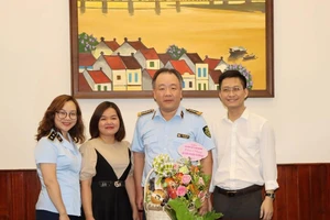 Báo Pháp Luật TPHCM chúc mừng ngày truyền thống Quản lý thị trường