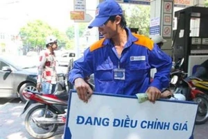 Từ chiều nay, giá xăng tiếp tục tăng mạnh gần 900 đồng/lít