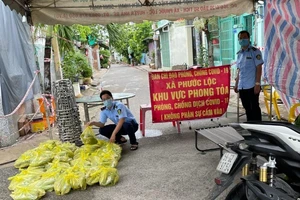 Quản lý thị trường đưa nông sản đến người dân khu phong tỏa ở TP.HCM