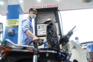 Chiều 26-10, giá xăng dầu tăng gần 1.500 đồng/lít