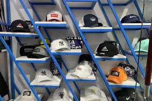 Quần áo, mắt kính gắn mác hàng hiệu nhưng nhập từ… chợ 