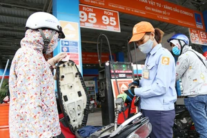 Giá xăng A95 giảm hơn 1.000 đồng/lít