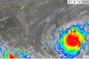 Bão RAI thành siêu bão tiến sát Biển Đông, giật cấp 17