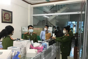 'Tóm gọn' hơn 40 chiếc Iphone đang bán tại cửa hàng 