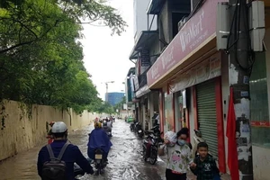 Mưa lớn gây sạt lở đất, hàng chục ngôi nhà bị hư hỏng