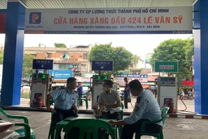 Cửa hàng treo biển 'hết xăng': Có tình trạng chậm nhập hàng, chờ giảm giá