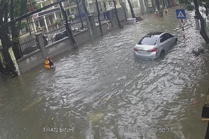 Hà Nội mưa lớn trong đêm, nhiều tuyến phố lại ngập sâu