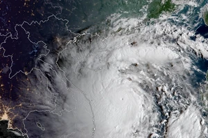 Bão Noru sát cấp siêu bão, di chuyển nhanh về phía đất liền miền Trung