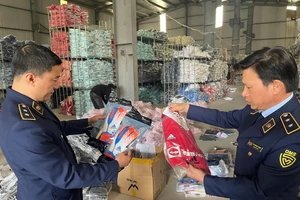 Thu giữ gần 30.000 bộ đồ thể thao nghi giả mạo thương hiệu nổi tiếng