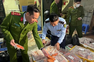 Nhiều đối tượng tìm cách tuồn cánh gà, đùi heo bẩn ra thị trường dịp Tết