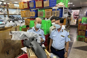 Đột kích chợ buôn bán phụ tùng xe máy lớn nhất phía Nam, phát hiện cả ngàn sản phẩm vi phạm