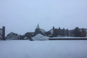 Sáng nay, mưa tuyết rơi kéo dài hiếm có tại đỉnh Fansipan