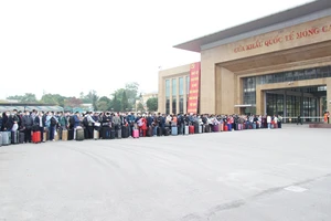 Hàng ngàn người dân Trung Quốc đến cửa khẩu ở Quảng Ninh, Lào Cai để về nước