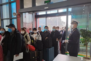 Cửa khẩu Hữu Nghị và Tân Thanh trong ngày đầu Trung Quốc nới lỏng kiểm soát dịch