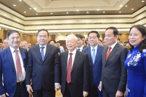 Tổng Bí thư dự lễ kỉ niệm 60 năm Chủ tịch Hồ Chí Minh gặp mặt đội ngũ trí thức