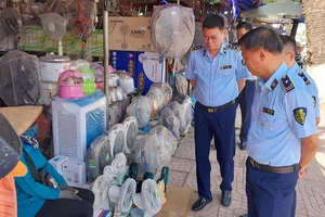 Dân Hà Nội đổ xô đi mua quạt tích điện, máy phát điện