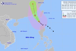 Bão Doksuri giật cấp 17 vào biển Đông, tâm hướng về đất liền Trung Quốc