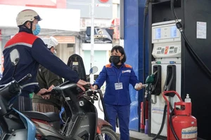 Giá xăng tăng mạnh, A95 tiến sát 26.000 đồng/lít