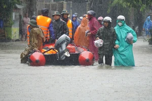 Hàng ngàn ngôi nhà ở Đà Nẵng ngập sâu trong nước, gần 4.000 người phải sơ tán