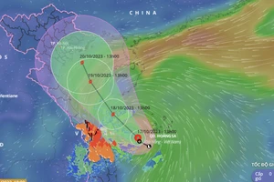 Áp thấp nhiệt đới đang mạnh lên thành bão, miền Trung tiếp tục hứng mưa lớn