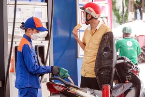 Chính thức đề xuất giảm thuế bảo vệ môi trường 2.000 đồng/lít xăng