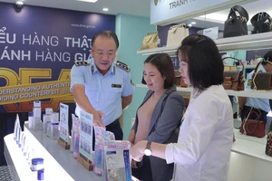 Mở cửa Phòng trưng bày 'Hiểu hàng thật - Tránh hàng giả'