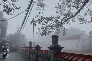 Sương mù dày đặc bao phủ Hà Nội kéo dài đến bao giờ?