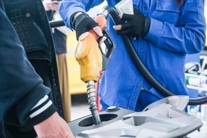 Chiều 11-4, xăng dầu tăng giá nhẹ