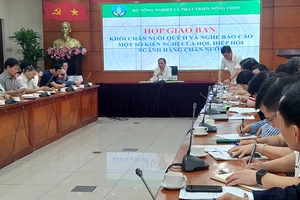 Người nuôi heo, nuôi gà phấn khởi