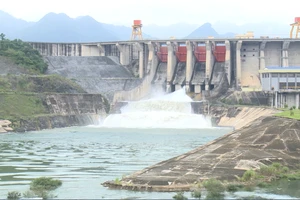 Chiều nay Thuỷ điện Tuyên Quang mở hết 8 cửa xả đáy