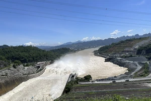 Từ 9 giờ sáng nay, thủy điện Hoà Bình đóng hết các cửa xả lũ