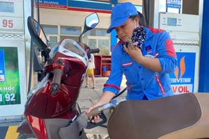 Giá xăng dầu cùng tăng, A95 tăng lên hơn 20.500 đồng/lít