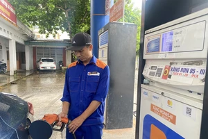 Giá xăng giảm về hơn 19.000 đồng/lít